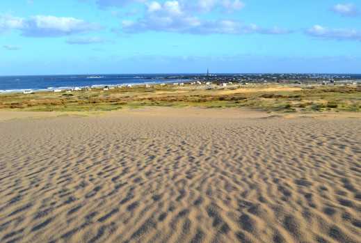 Vue du sable et des prairies verdoyantes, plage de Sur, à Cabo Polonio, en Uruguay

