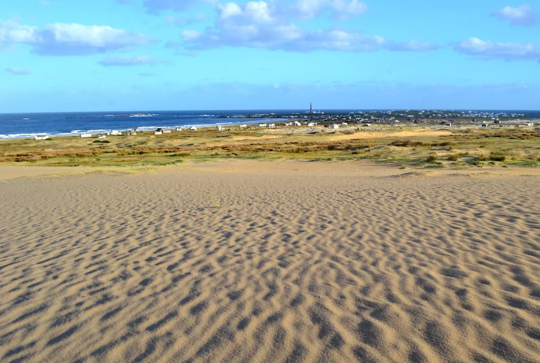 Uruguay, Cabo Polonio Vue du sable et des prairies verdoyantes, plage de Sur, à Cabo Polonio, en Uruguay