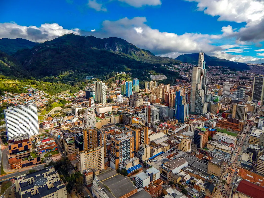 Bogota Stadtbild von großen Gebäuden und Bergen und blauem Himmel