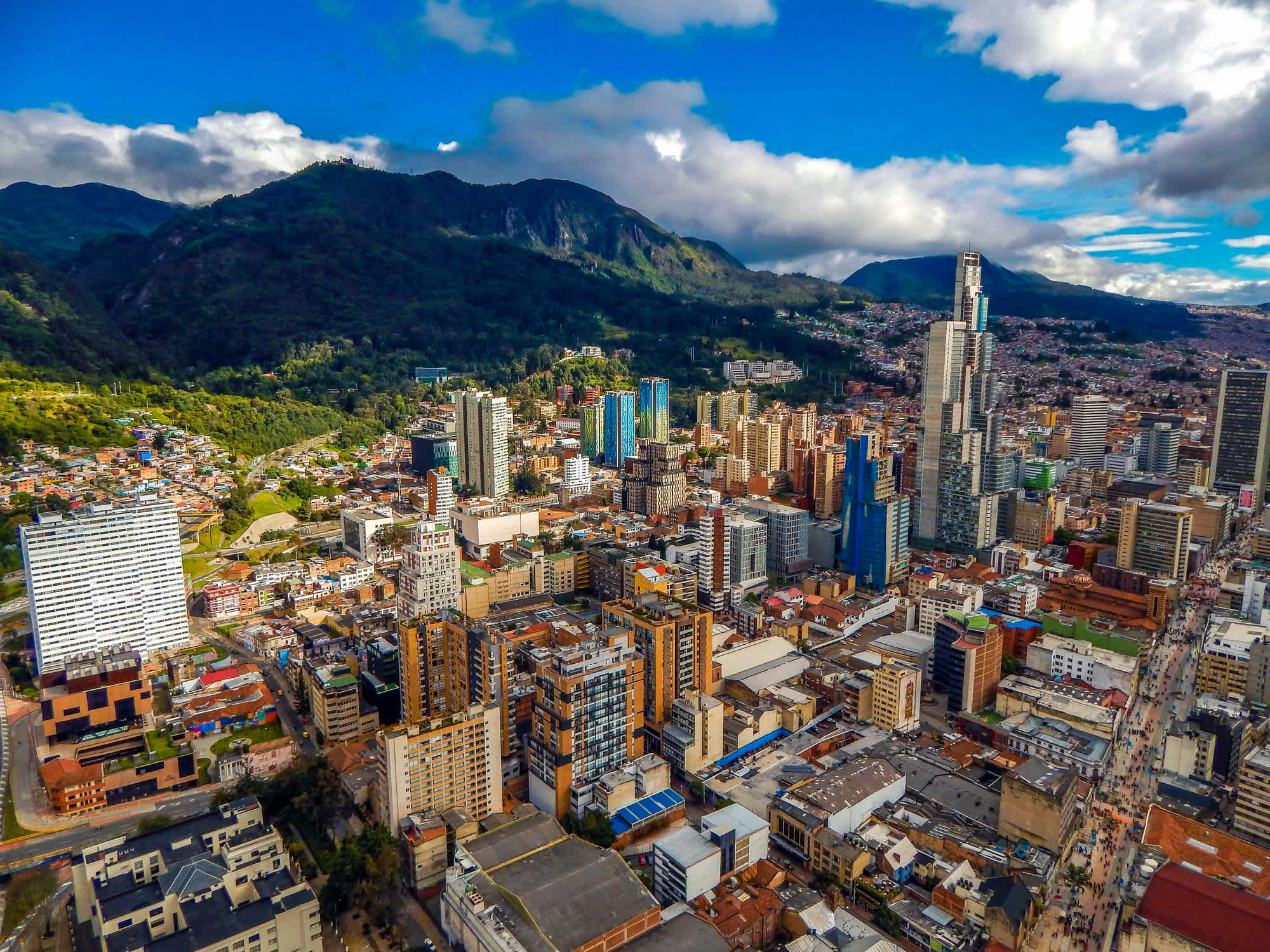 Bogota Stadtbild von großen Gebäuden und Bergen und blauem Himmel