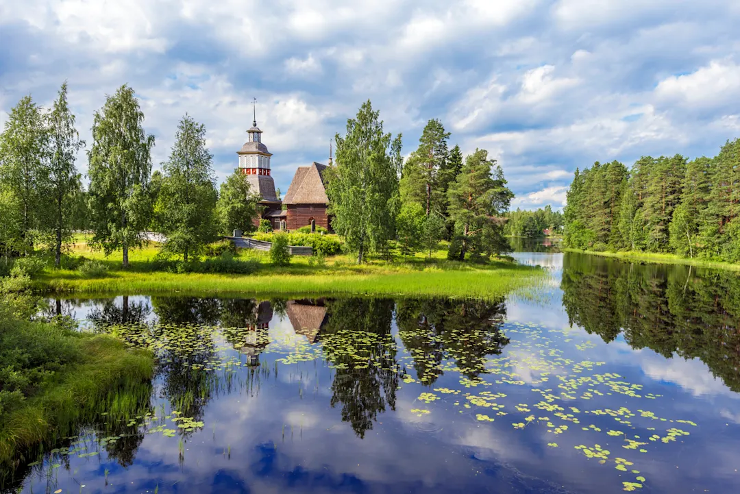 Die alte Holzkirche im Dorf Petajavesi ist Teil der natürlichen Umgebung aus See und Wäldern in der Region Jyväskylä in Zentralfinnland.
