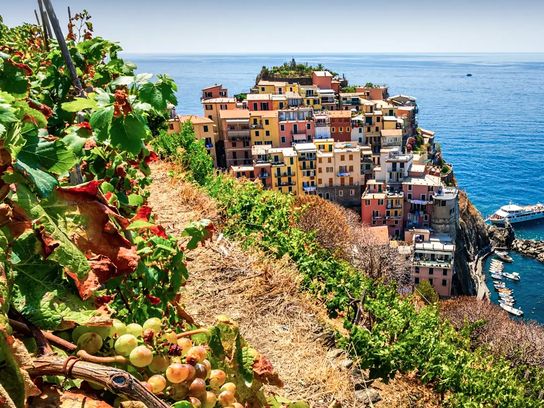 Italien, Ligurien, Manarola Bunte Häuser auf einer Klippe mit Blick auf das Meer. Manarola, Ligurien, Italien.