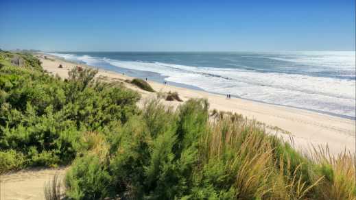 Aufnahme der Strandpromenade eines Strandes in der Nähe von Mar del Plata, Argentinien.
