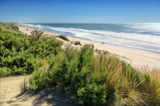 Aufnahme der Strandpromenade eines Strandes in der Nähe von Mar del Plata, Argentinien.
