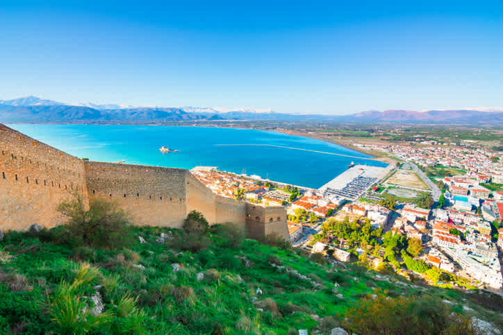 Découvrez la ville balnéaire de Nafplion pendant votre voyage au Péloponnèse.