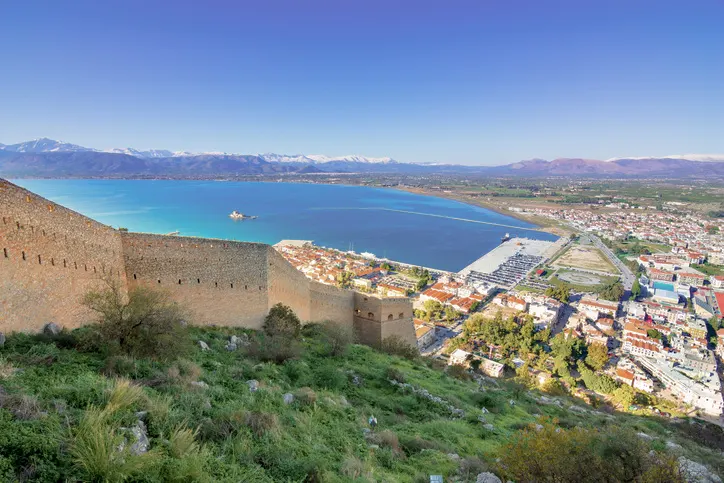Entdecken Sie die Küstenstadt Nafplion während Ihrer Reise auf den Peloponnes.