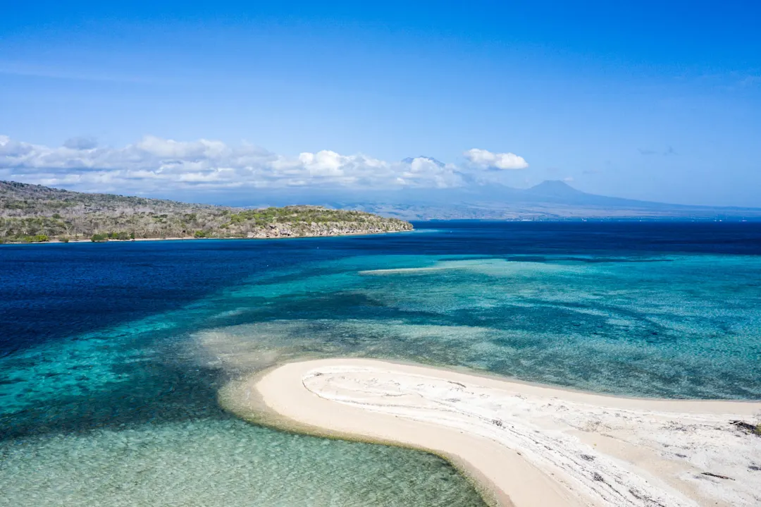 Weißer Sandstrand auf der Insel Menjangan in Bali Indonesien
