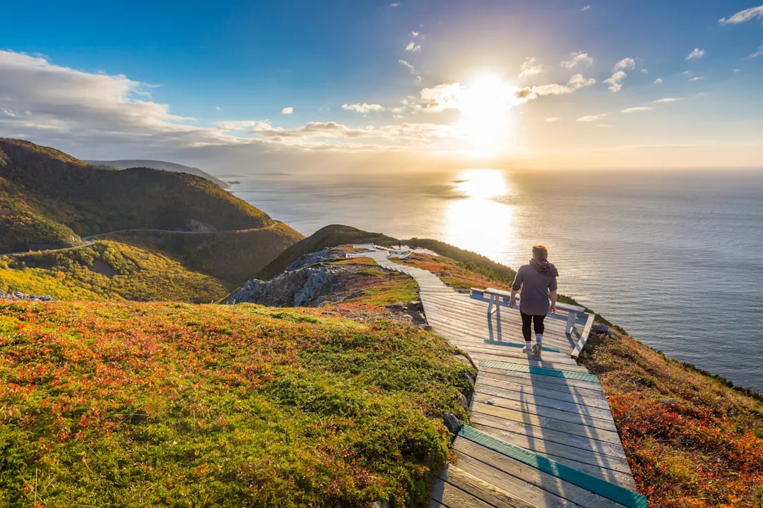 Kanada, Nova Scotia, Cape Breton Ruhige See um eine Felsformation auf Cape Breton Island, Nova Scotia.