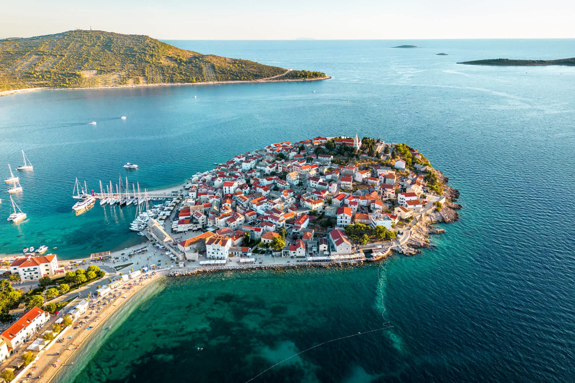 Primosten ist eine Gemeinde in der Gespanschaft Sibenik-Knin, Kroatien. Es liegt im Süden, zwischen den Städten Šibenik und Trogir, an der Adriaküste. In der Vergangenheit lag Primosten auf der Insel in der Nähe des Festlandes, später wurde es verbunden.