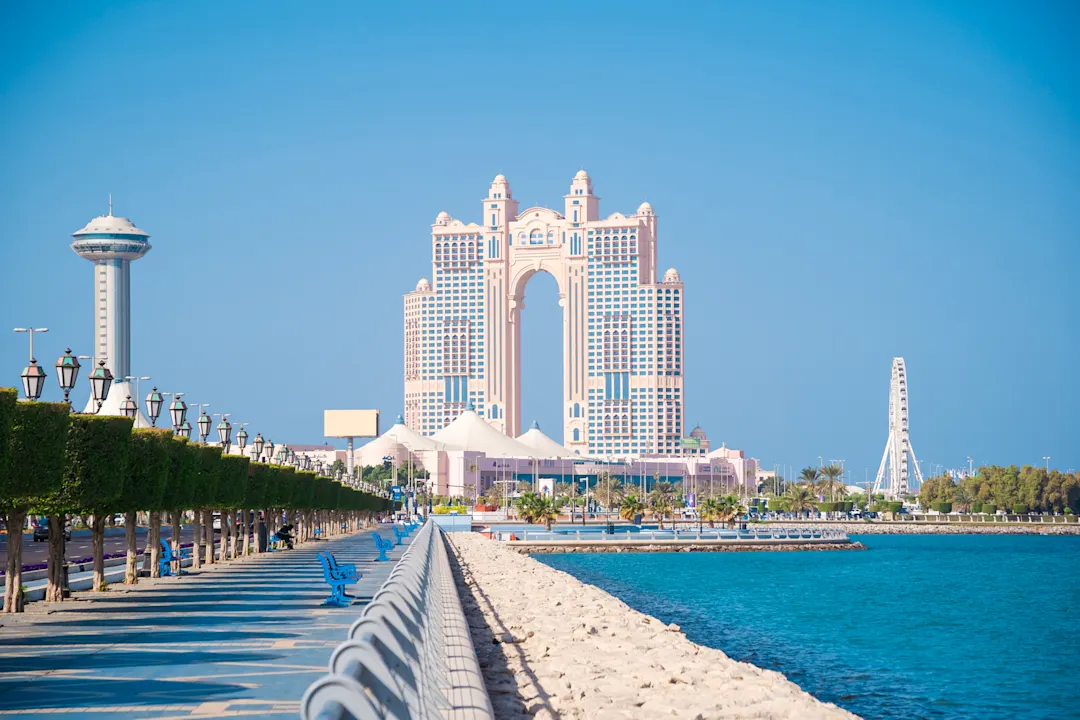 Strandpromenade mit Blick auf die Skyline im Hintergrund, Abu Dhabi