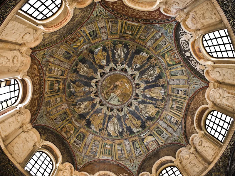 Ravenna, Emilia-Romagna, Italien Decke mit Mosaiken in der Kirche in Ravenna, Emilia-Romagna, Italien.