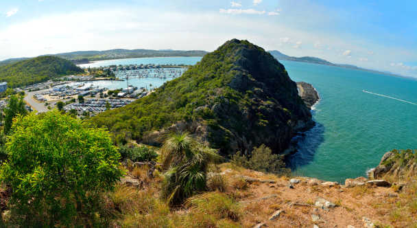 Der Vulkanausläufer Double Heads schützt den Jachthafen Rosslyn Bay in Rosslyn, Queensland, Australien