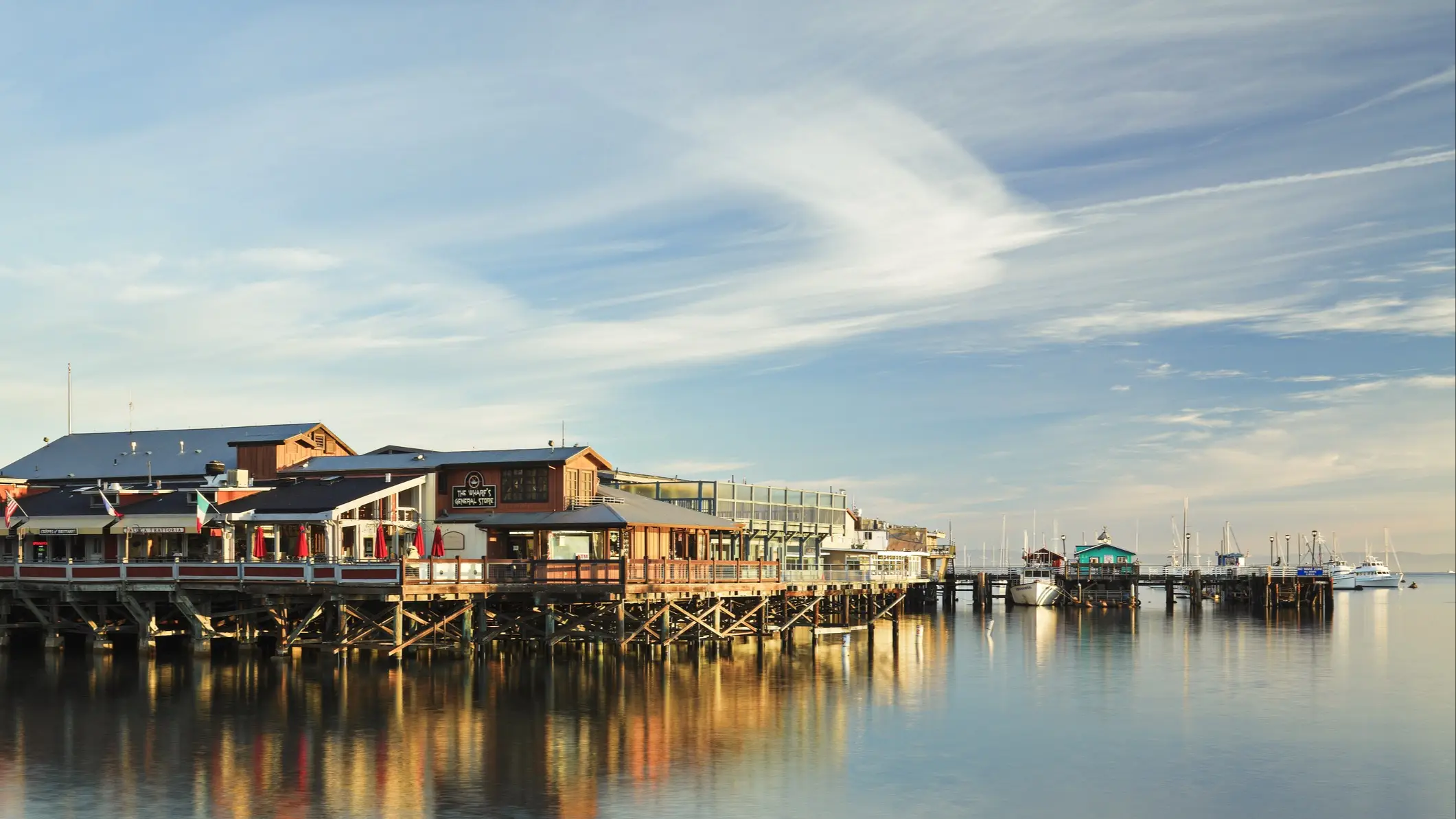 Blick auf den historischen Fisherman’s Wharf mit Yachten im Hafen. Monterey, Kalifornien, USA.