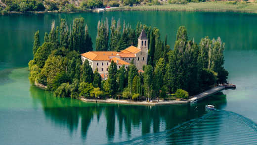 Aufnahme der kleinen Insel Visovac im Krka Nationalpark