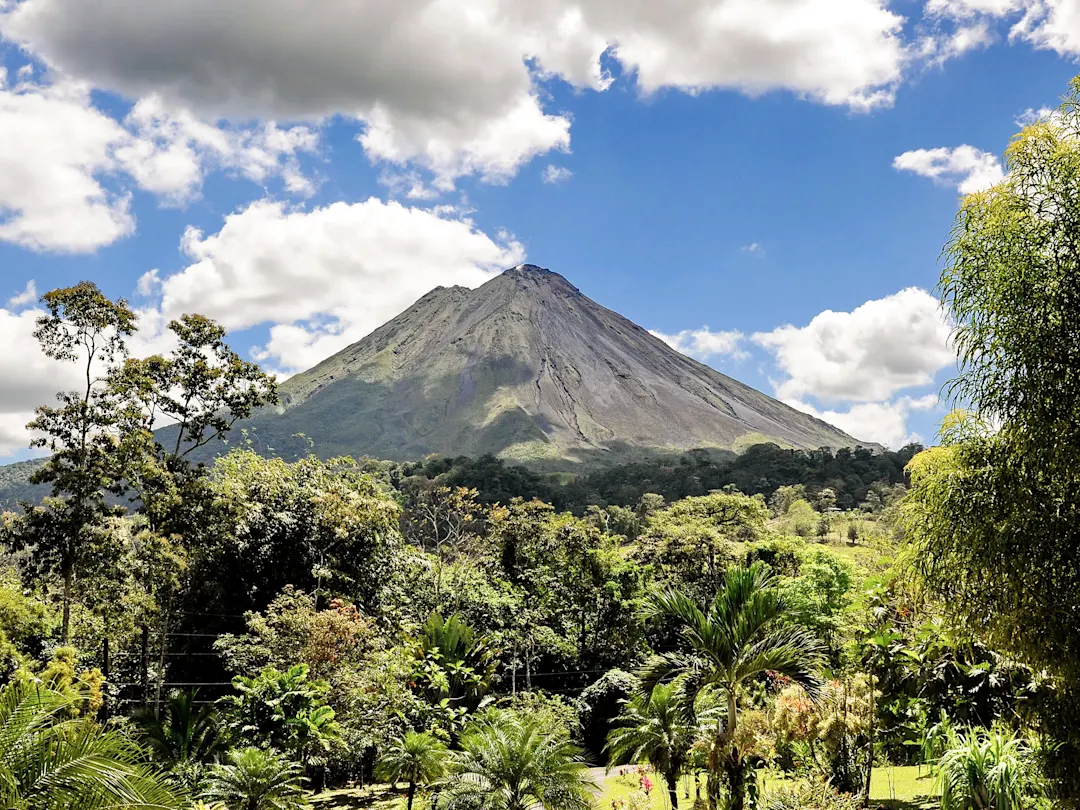 Vulkan Arenal mit üppiger Vegetation, La Fortuna, Alajuela, Costa Rica

