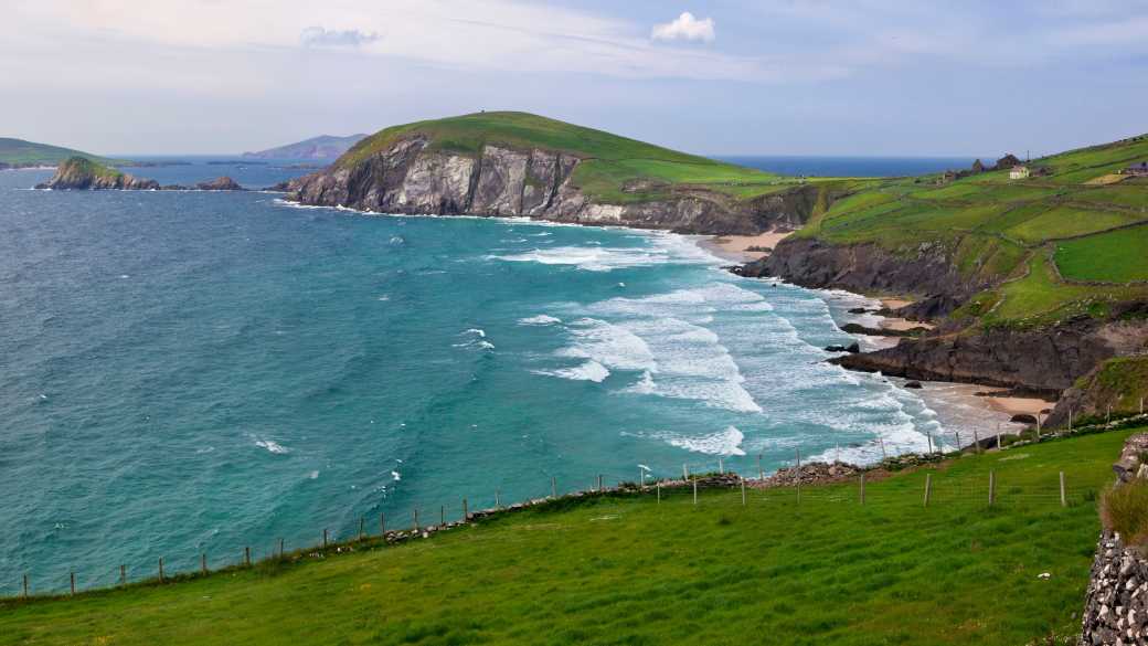 Vue aérienne depuis les falaises verdoyants d'une plage de la péninsule de Dingle en Irlande.