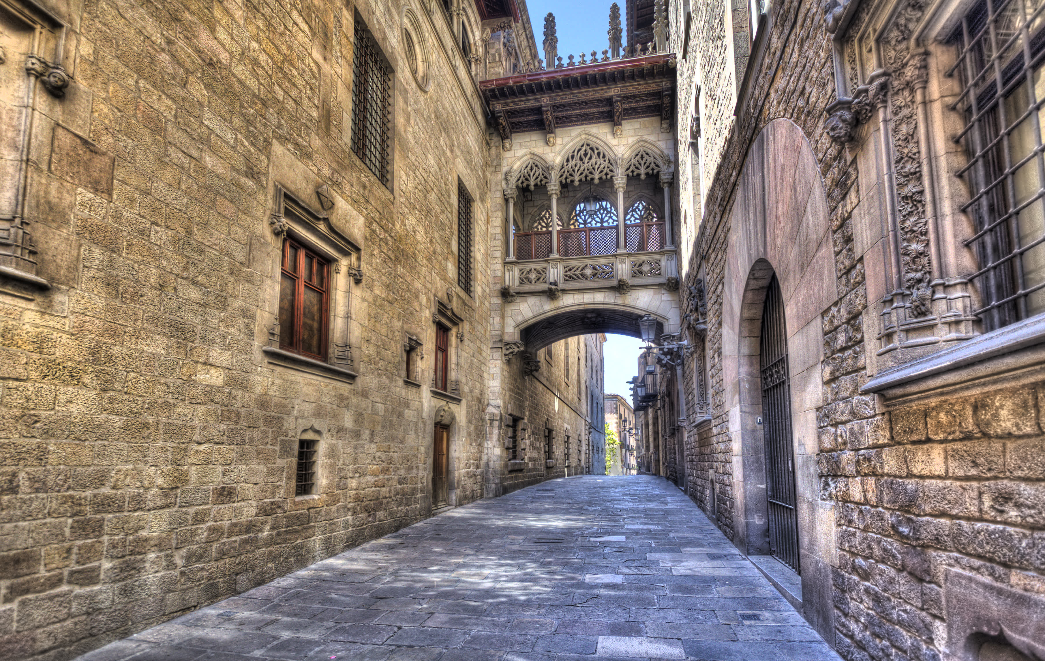 Aufnahme einer Gasse im Viertel Barri Gotic in Barcelona, Spanien