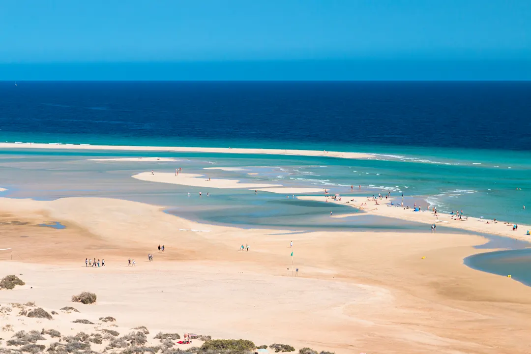 Spanien Fuerteventura Playa de Sotavento Unberührter Strand mit Lagunen während der Gezeiten auf Fuerteventura, Spanien