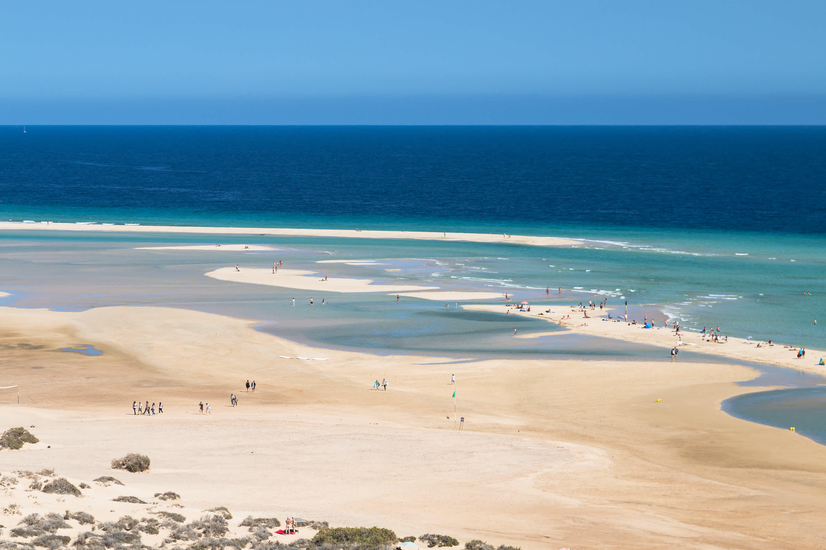 Unberührter Strand mit Lagunen während der Gezeiten auf Fuerteventura, Spanien