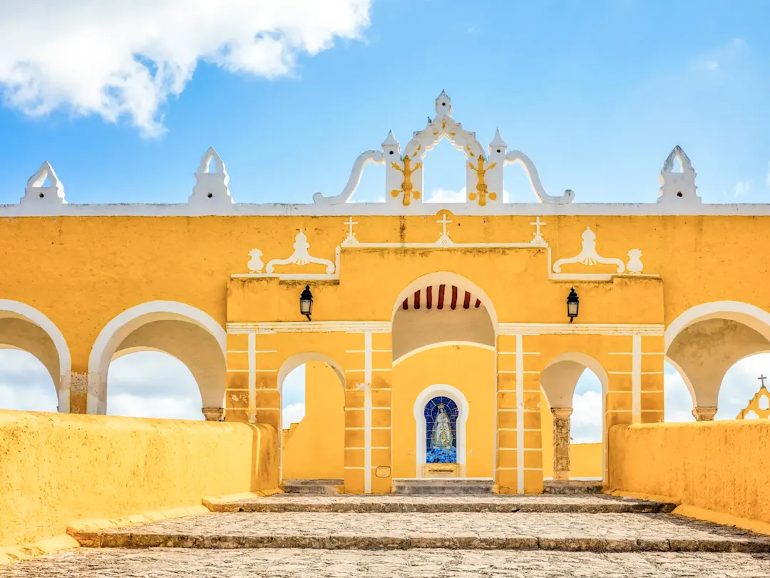 Gelber Klostereingang mit Bögen. Izamal, Yucatán, Mexiko.
