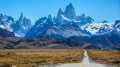 Blick entlang einer Straße auf den Mount Fitz Roy in Patagonien, Argentinien