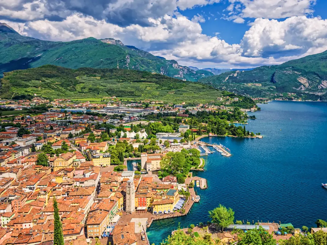 Italien, Trentino-Südtirol, Riva del Garda Panoramablick auf die Stadt am Gardasee mit grünen Bergen. Riva del Garda, Trentino-Südtirol, Italien.