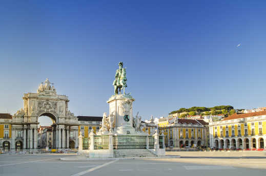 Admirez la grandeur de la place du commerce ou Praça do Comércio pendant votre voyage à Lisbonne