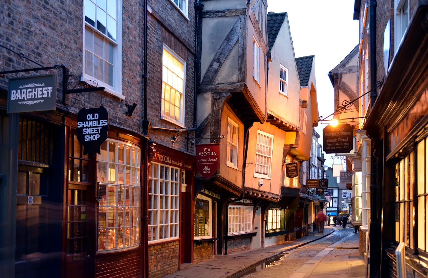 England, York, City Trip Die Shambles-Straße in York am Abend, England, Großbritannien.