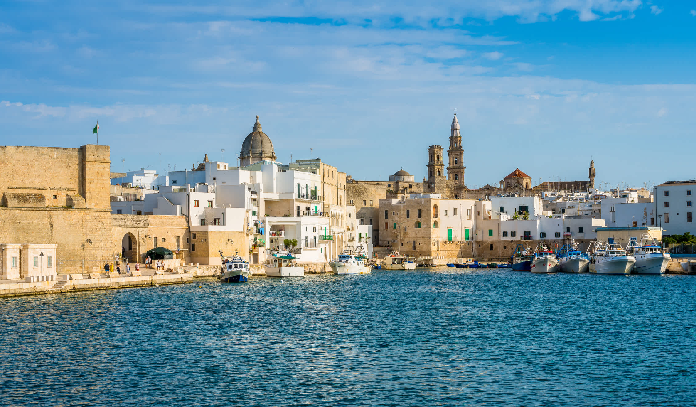 Vue sur l'eau et la ville de Monopoli, province de Bari, Pouilles, Italie du Sud