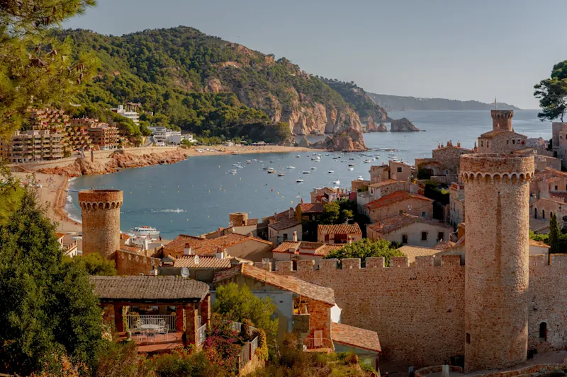 Luftaufnahme der Festung Vila Vella und der Badia de Tossa Bucht im Sommer in Tossa de Mar an der Costa Brava, Katalonien, Spanien