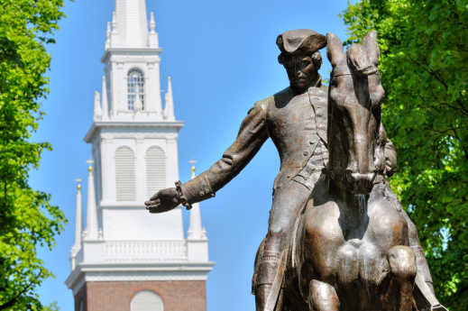Statue de Paul Revere avec l'ancienne église du Nord en arrière-plan, à Boston

