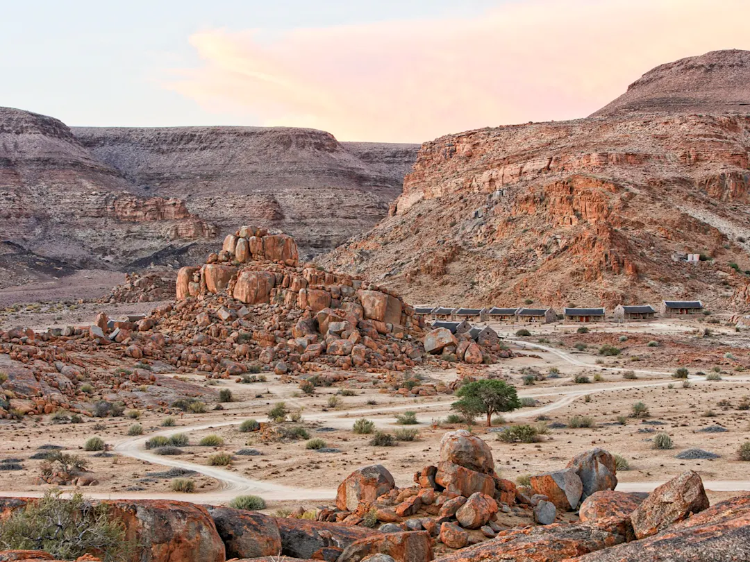 Berglandschaft in der Abenddämmerung am Gondwana Canion in der Nähe von Fish River Canion in Namibia
