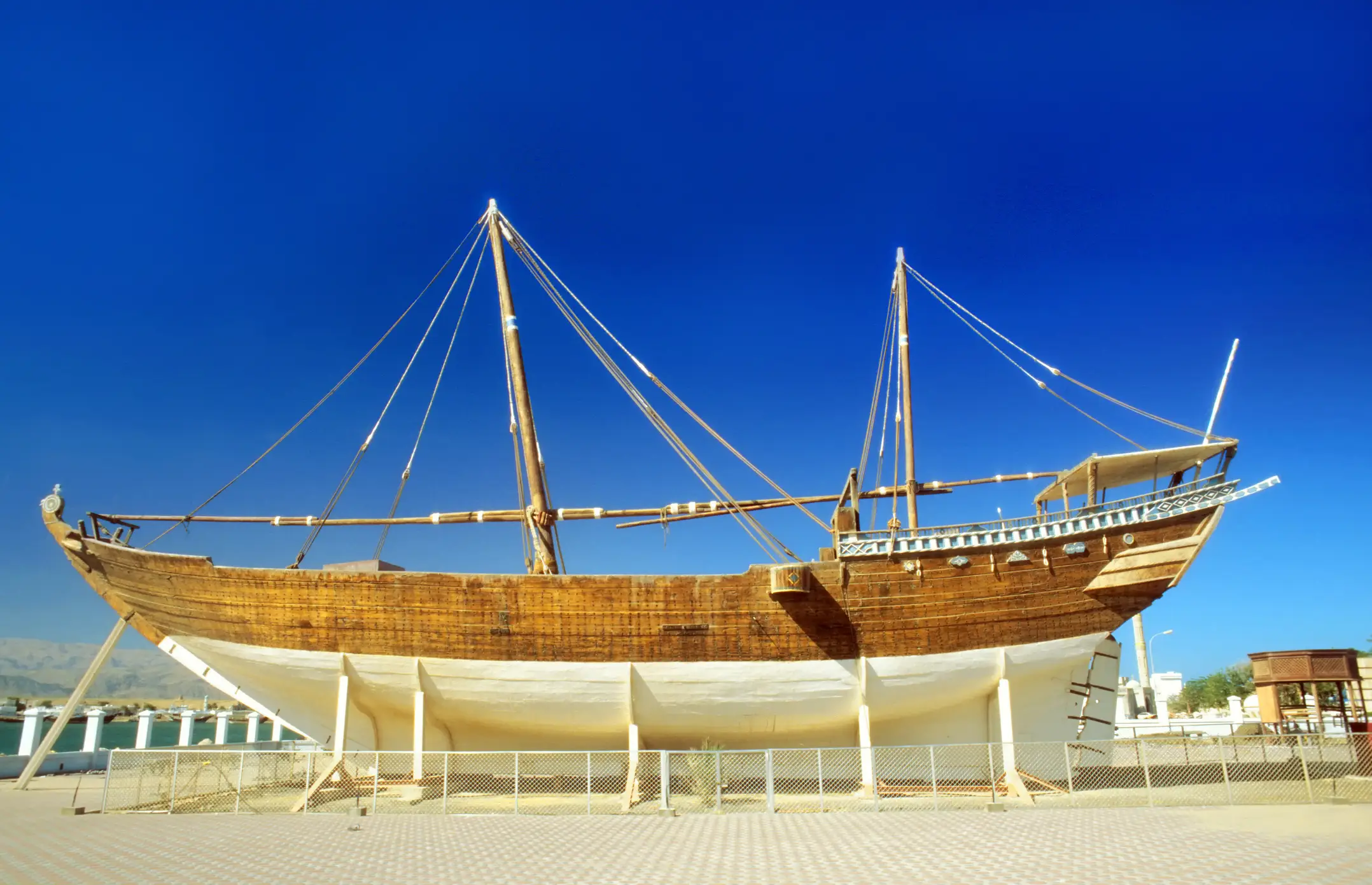 Traditionelle Werft für hölzernen Dhows in Sur, Oman.