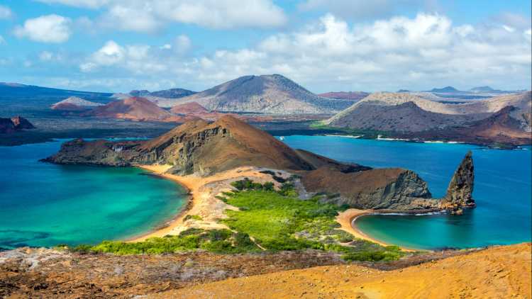 Blick auf zwei Strände auf der Insel Bartolome auf den Galapagos-Inseln in Ecuador