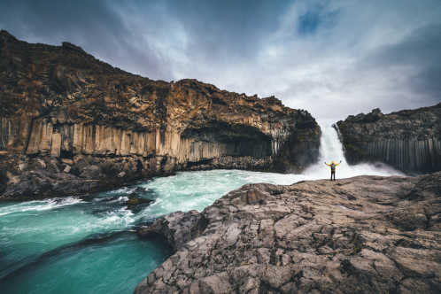 Watervallen in de IJslandse wildernis tijdens uw reis