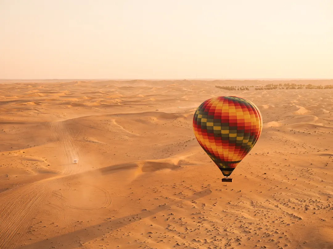 Heißluftballon, Wüste, Dubai Heißluftballon über der Wüste, Dubai