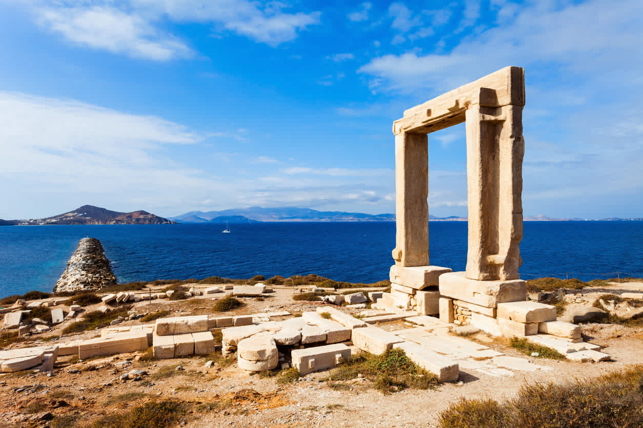Kommen Sie während Ihres Aufenthalts auf Naxos dem Palatia-Tor so nah wie möglich.