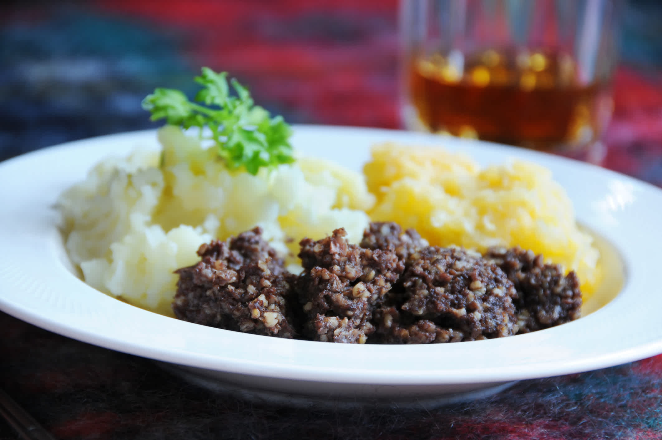 Haggis, eine Spezialität in Schottland mit Innereien, die in einen Magen gefüllt werden