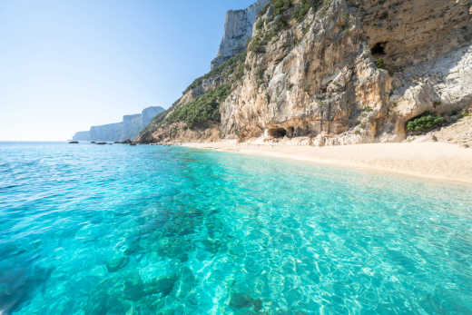 Offrez-vous des journées plages pendant votre voyage en Italie comme sur la célèbre plage de Cala Gabbiani en Sardaigne.
