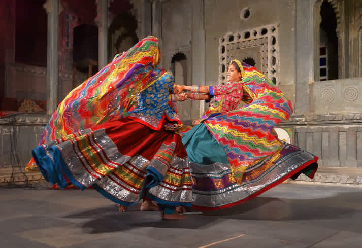 Admirez les danses traditionnelles de la région pendant votre voyage au Rajasthan.