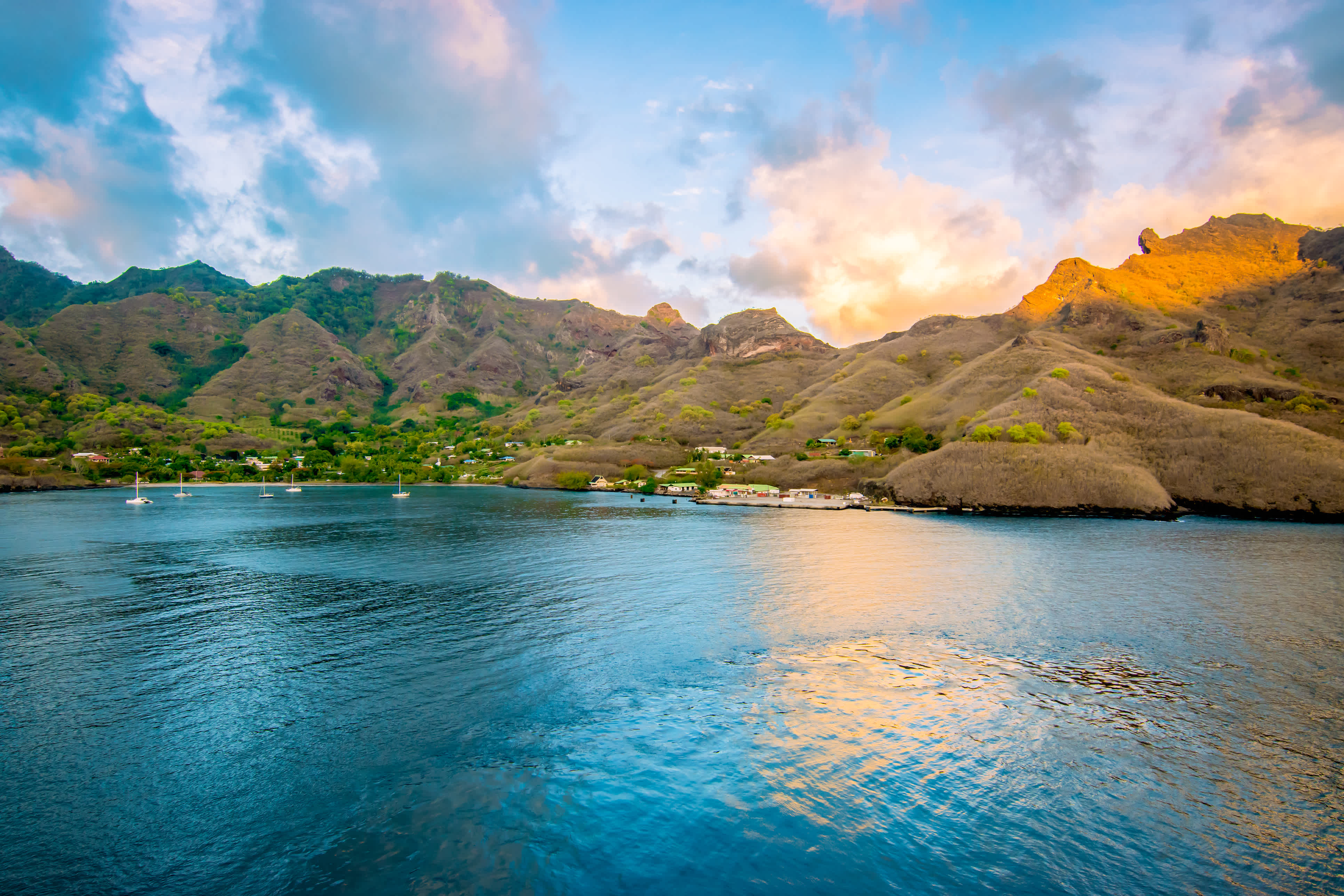 Profitez d'unoucher de soleil sur l'île de Nuku Hiva, pendant votre voyage aux Îles Marquises.