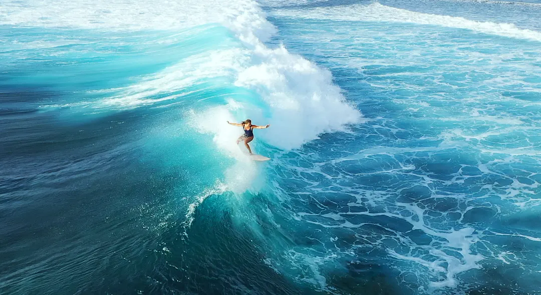 Malediven, Surferin Surferin reitet eine Welle auf den Malediven