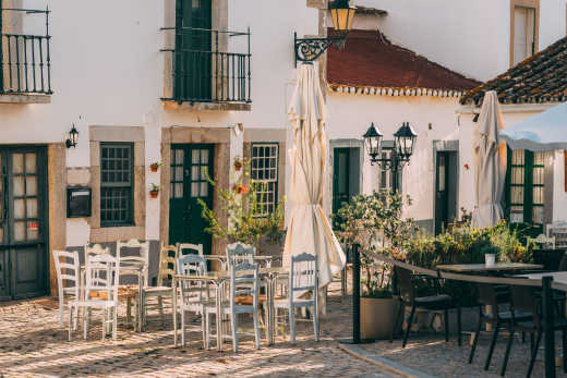 Ein Cafe in der Altstadt von Faro, Algarve, Portugal