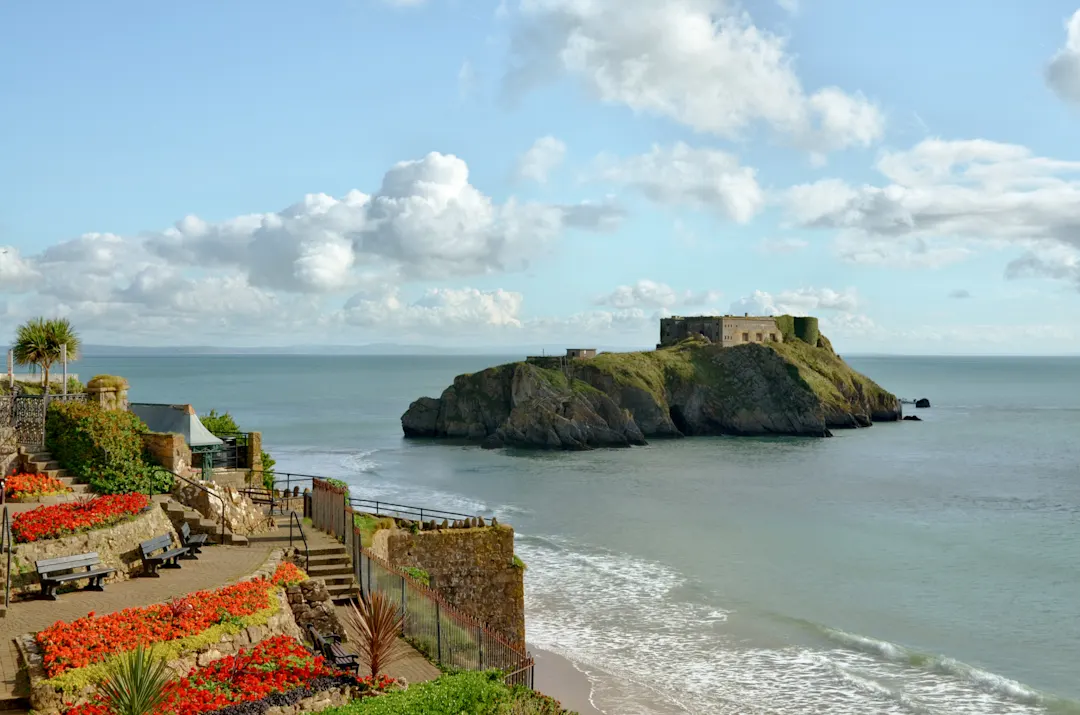 Ein Blick über Castle Beach in Richtung St. Catherine's Island, Pembrokeshire Coast Nationalpark, Wales, Großbritannien.

