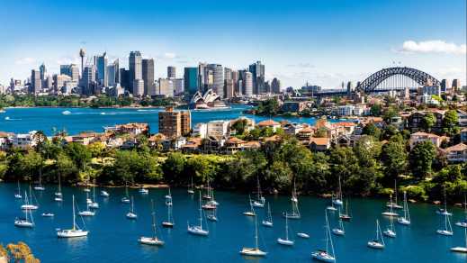 Panorama de la ville de Sydney avec le Harbour Bridge et l'Opéra.
