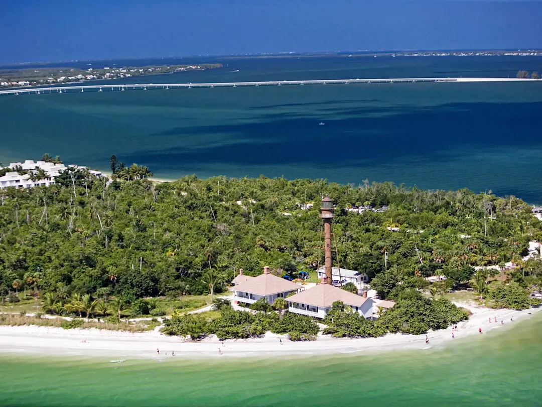 Luftaufnahme von Sanibel Island mit Leuchtturm am Strand, Sanibel, Florida, USA.
