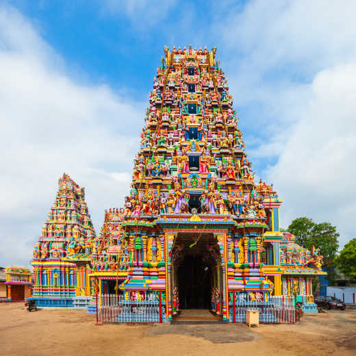 Blick auf den farbenfrohen Hindu Tempel in Trincomalee
