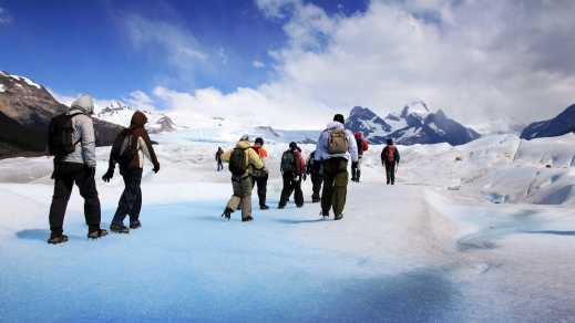 Reisegruppe auf dem Perito Moreno Gletscher in Argentinien