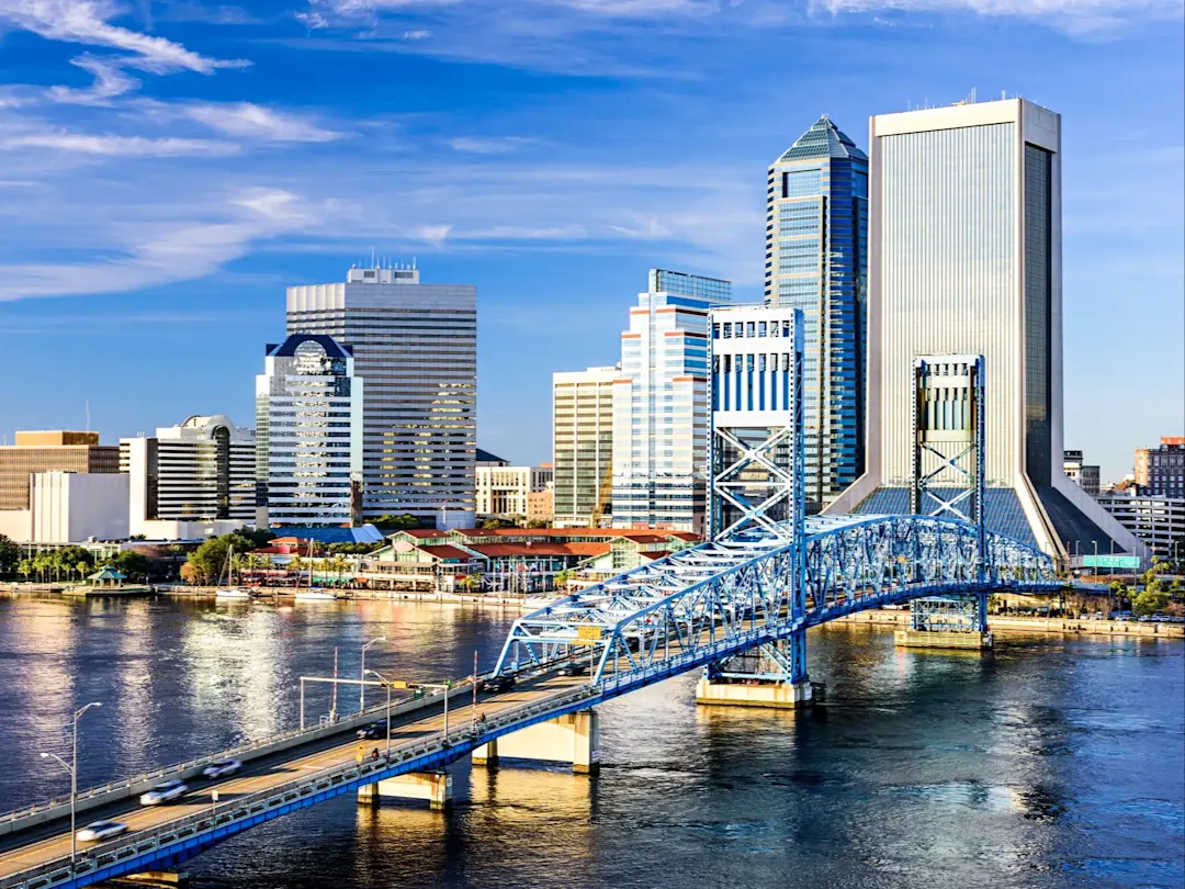 Panoramablick auf die Skyline von Jacksonville mit der blauen Main Street Bridge im Vordergrund. Jacksonville, Florida, USA.