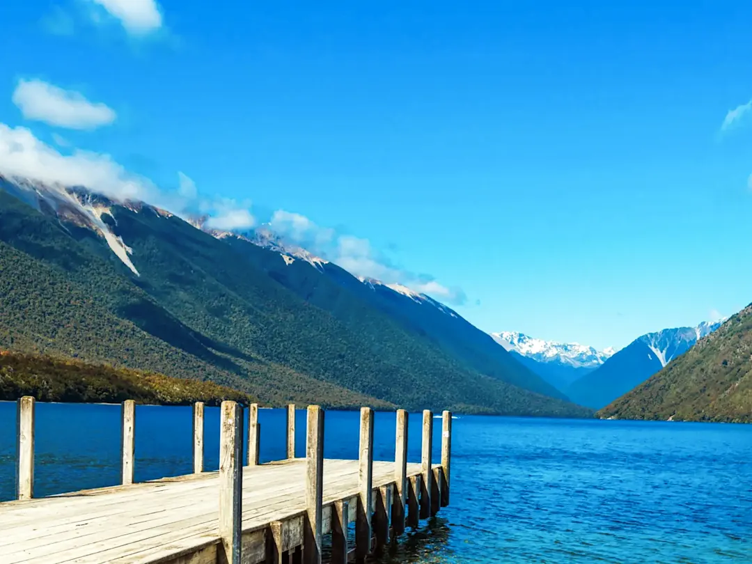 Steg am See mit Bergpanorama. Lake Rotoiti, Tasman, Neuseeland.